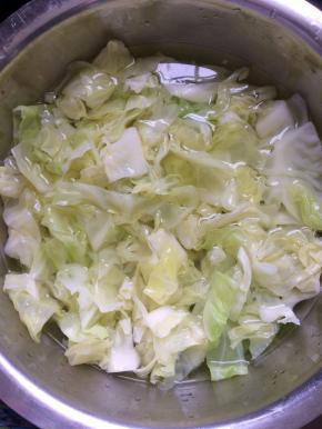 将焯过水的圆白菜捞出，放入凉水中过凉