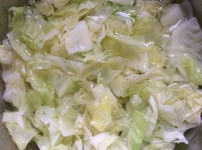 将焯过水的圆白菜捞出，放入凉水中过凉