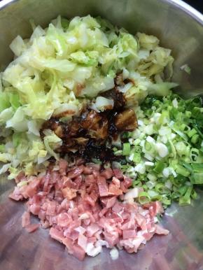 加入生抽，老抽，盐，鸡精，香油，耗油，花生油