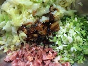 加入生抽，老抽，盐，鸡精，香油，耗油，花生油