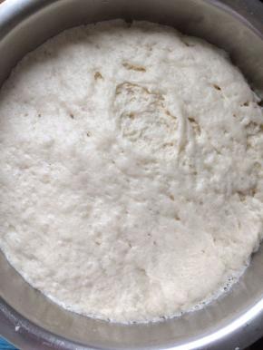 面粉300克，加入酵母4克，加入水150克，和成面团，放入盆中，盖上保鲜膜，放在温暖处发酵至2倍大