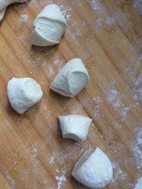 将发酵好的面团取出，面板上撒上面粉，充分的揉匀，再揉成长条，切成大小均匀的段