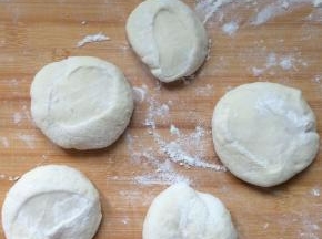 用手掌按扁