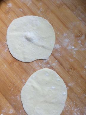 用擀面杖擀成圆形