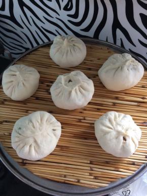将包子包好后，放入蒸锅，盖上盖子，2次发酵15分钟，开大火蒸20分钟即可。