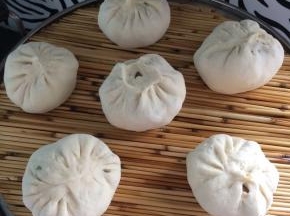将包子包好后，放入蒸锅，盖上盖子，2次发酵15分钟，开大火蒸20分钟即可。