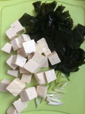 将海带切方片状，豆腐切块，葱切斜段，备用