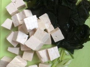 将海带切方片状，豆腐切块，葱切斜段，备用