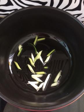 锅中放入少许油，加入葱炒香
