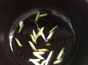 锅中放入少许油，加入葱炒香