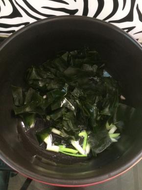 加入海带翻炒几下