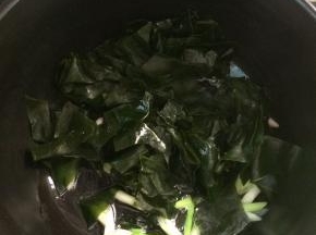 加入海带翻炒几下