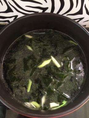 加入适量的水，开大火煮开