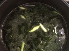 加入适量的水，开大火煮开