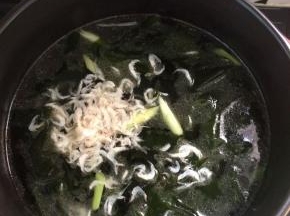加入虾皮，提鲜