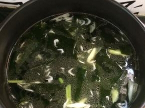 用勺子搅拌匀，中火煮10分中