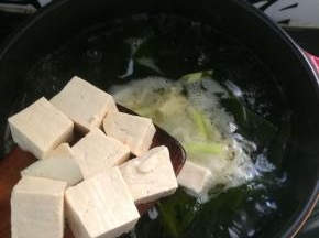 在加入切好的豆腐块