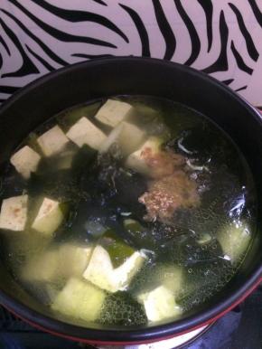 出锅前加入盐和胡椒粉调味，最后淋少许香油即可