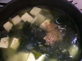 出锅前加入盐和胡椒粉调味，最后淋少许香油即可