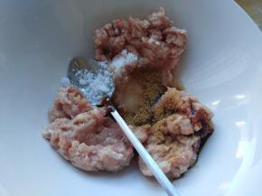 将肉馅部分的所有食材放入碗中