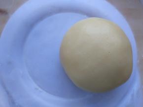 水油皮部分的所有食材混合，揉成光滑的面团，如果不成团，静置一会再揉下就揉到光滑了