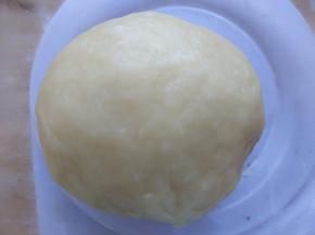 油酥部分的所有食材混合，揉成光滑的面团