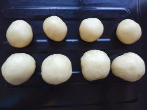 将油皮和油酥分别分成四份