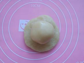 取一只油皮，杆秤圆形，包入油酥