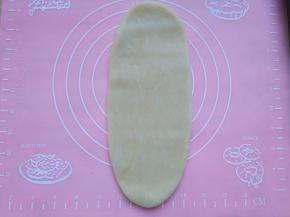 取一只面团，擀成牛舌状