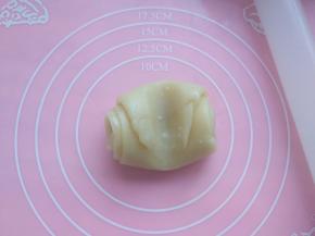 用擀面杖从中间压一下，两边按向中间