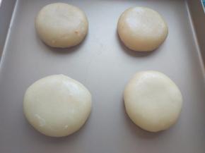 收口朝下放入烤盘中，上火175度，下火200度，中下层，烤25分钟即可