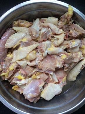 将鸡洗净，剁成小块状