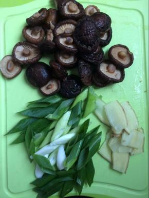 干香菇泡发，洗净，葱切斜段，姜切片。