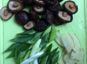 干香菇泡发，洗净，葱切斜段，姜切片。