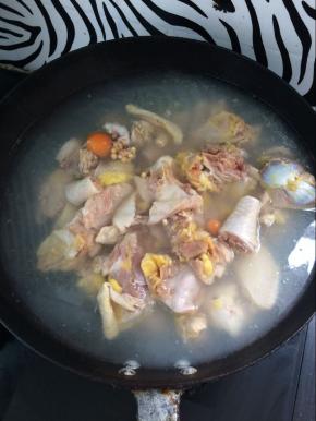 锅中放入水，烧开，放入鸡肉焯一下水，去除血水