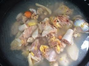 锅中放入水，烧开，放入鸡肉焯一下水，去除血水