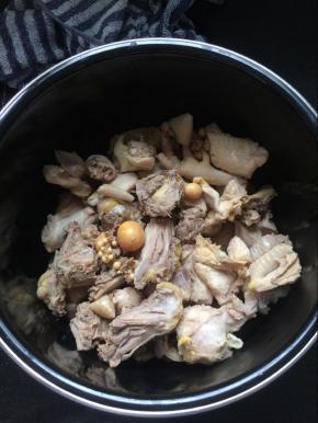 鸡肉焯过水之后，捞出，用流动的水冲洗干净，沥干水，把鸡肉放入高压锅胆中。