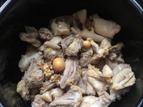 鸡肉焯过水之后，捞出，用流动的水冲洗干净，沥干水，把鸡肉放入高压锅胆中。