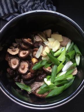 放入葱，姜，香菇