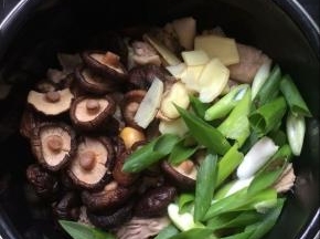 放入葱，姜，香菇