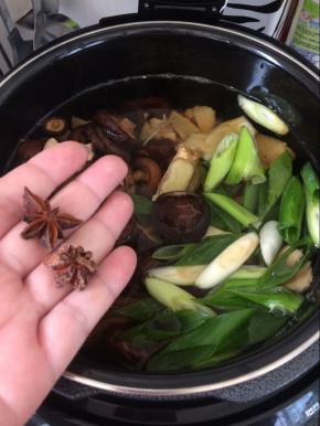 在放入2个八角，倒入少许料酒，加入适量生抽，老抽。