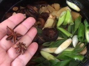 在放入2个八角，倒入少许料酒，加入适量生抽，老抽。