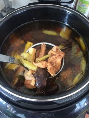 炖好后，加入盐调味即可。