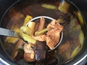 炖好后，加入盐调味即可。