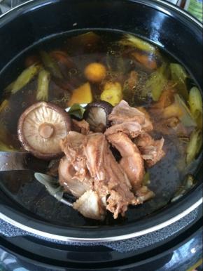 用勺子搅匀即可。