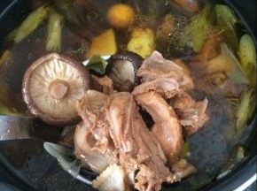 用勺子搅匀即可。