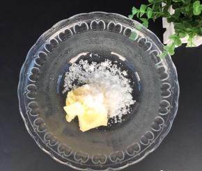 细绵白糖一次性倒入黄油里