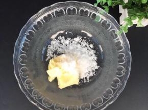 细绵白糖一次性倒入黄油里