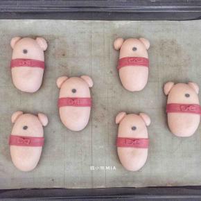 整形完毕，也差不多发酵好了(二次发酵的时长为38度40分钟)，放入已预热好的烤箱中层，175度烘焙20分钟，中途及时加盖锡纸