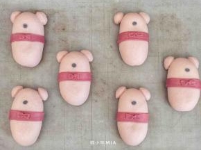 整形完毕，也差不多发酵好了(二次发酵的时长为38度40分钟)，放入已预热好的烤箱中层，175度烘焙20分钟，中途及时加盖锡纸